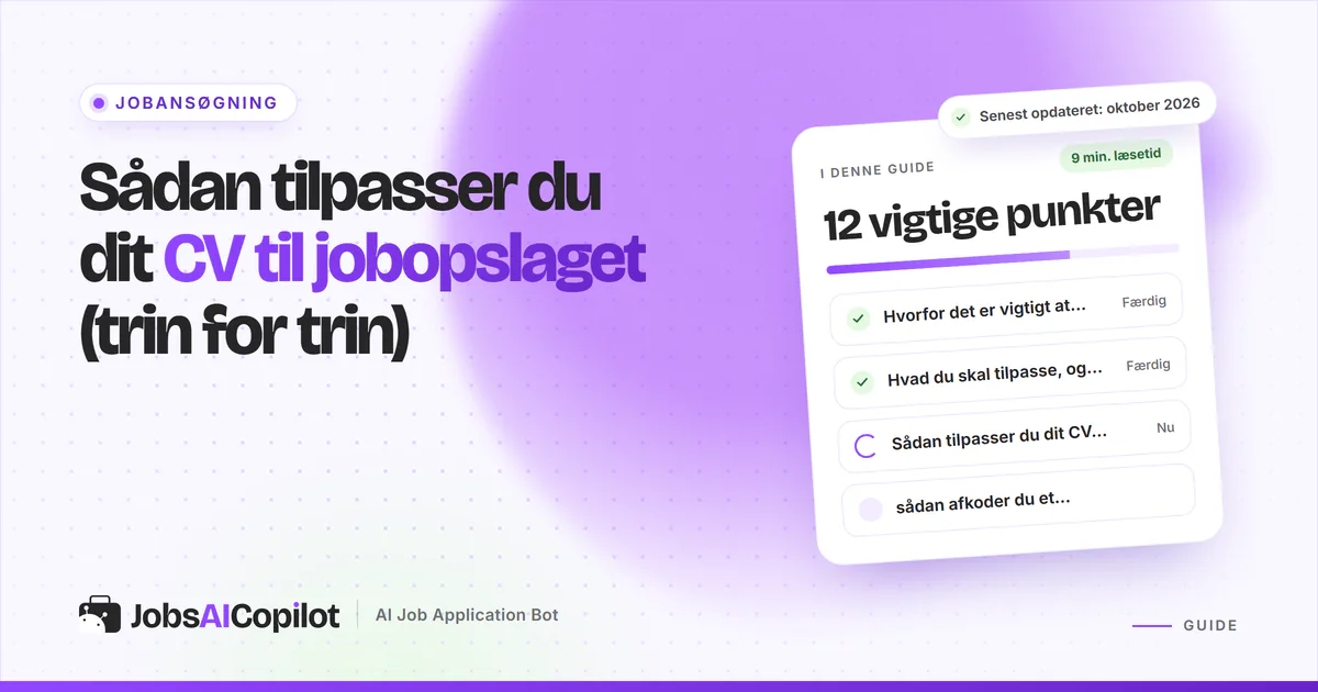 Tilpas dit CV til jobopslaget: titelkort med tjekliste over formål, omfang og de 9 trin på en lilla JobsAICopilot-forside